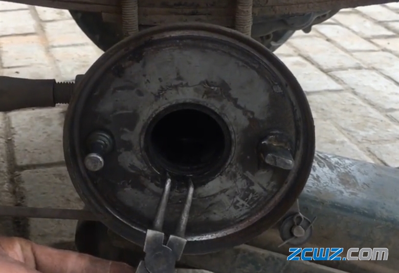 車(chē)輪胎爆胎后，軸承修理安裝事項(xiàng)