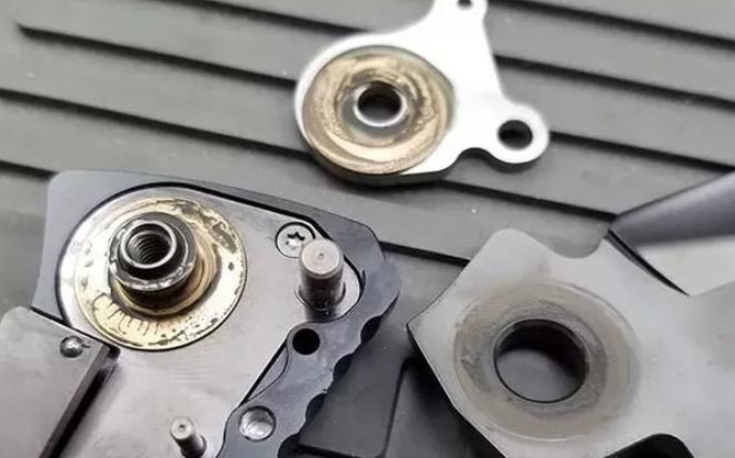 如何選擇一把好的折刀之軸承部分的選擇