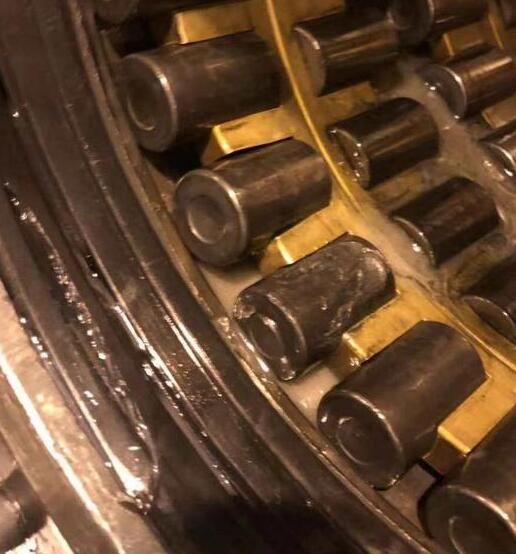 輥身側(cè)軸承滾動體剝落討論